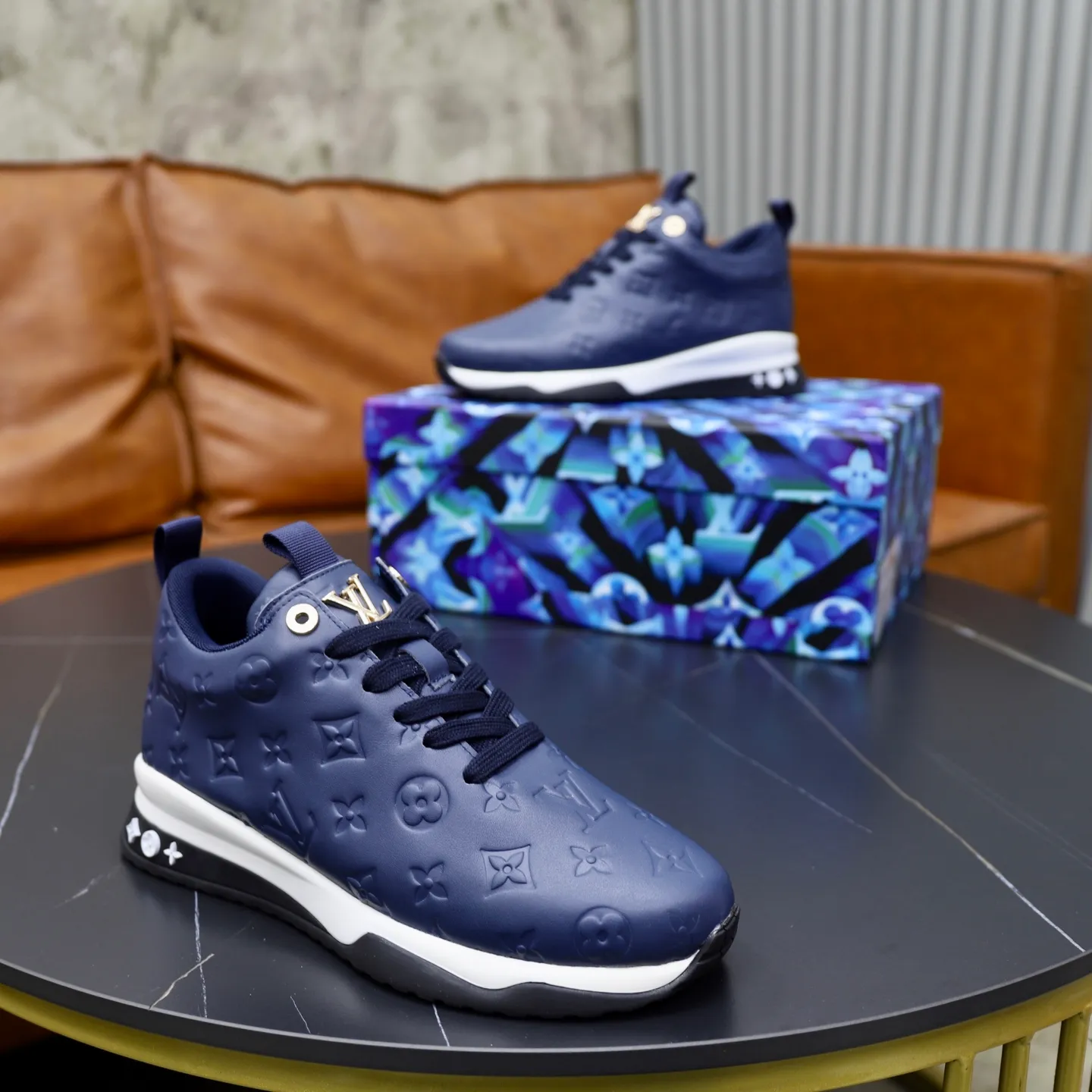 Factory price: 520💰【LV】Louis Vuitton is a high-end brand of men's shoes, new models on the market, top luxury brand, the latest fashionable casual men's shoes, trendy and versatile style, relaxed and sporty style, calfskin upper and ultra-fine workmanship. The original personalized fashionable rubber wear-resistant outsole is light and comfortable on the foot. Code number: 39-44 (45, 46 customized)